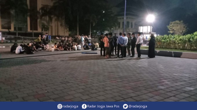 RICUH : Para mahasiswa berkumpul di depan gedung M Sardjito Kampus UII usai terjadi keributan pada Senin sore (1/8). (ANNISSA KARIN/RADAR JOGJA)