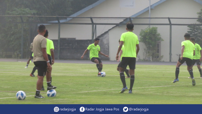 SIAP : Penggawa Timnas U-16 tengah berlatih di Lapangan UNY, Selasa pagi (2/8). (DWI AGUS/RADAR JOGJA)