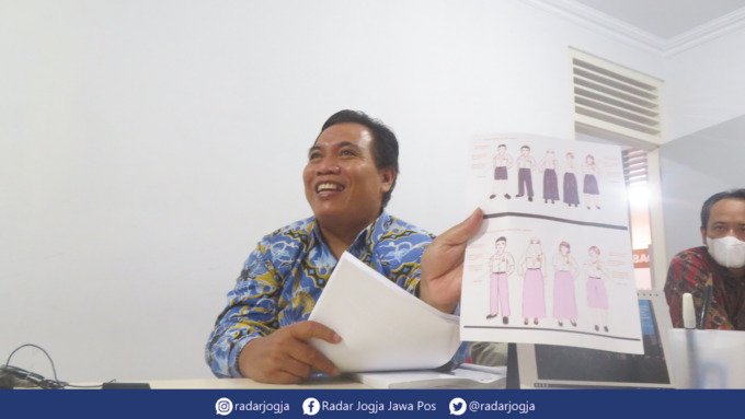 PATOKAN : Ketua ORI Perwakilan DIJ Budhi Masturi menjelaskan acuan seragam sekolah sesuai Permendikbud Nomor 45 Tahu. 2014 tentang Seragam Sekolah. (DWI AGUS/RADAR JOGJA)