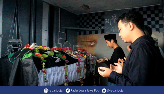 PENGHORMATAN TERAKHIR : Prosesi sholat jenazah dilakukan oleh para suporter PSS Sleman di kediaman Tri Fajar Firmansyah di Tambakbayan, Caturtunggal, Depok, Sleman, Rabu (3/8). (ANNISSA KARIN/RADAR JOGJA)