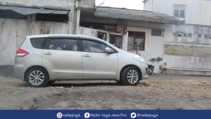 TANPA KATA : Guru Koordinator BK enggan berkomentar dan langsung masuk mobil usai dimintai keterangan di Kantor ORI Perwakilan DIJ, Rabu (3/8). (DWI AGUS/RADAR JOGJA)