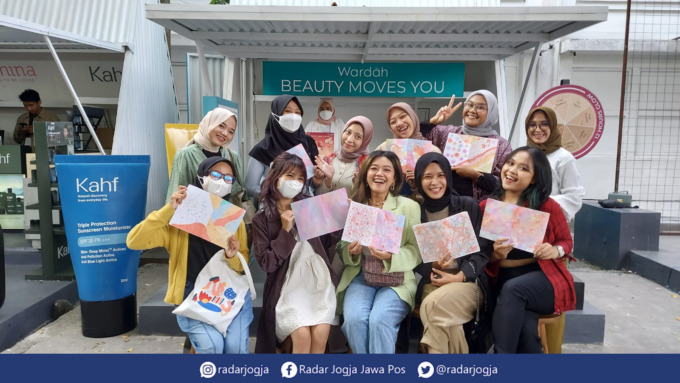 DUKUNG SENI : Wardah menghadirkan booth activity pada pameran seni Artjog di Jogja Nasional Museum, Jumat (29/7). (ANNISA NURALIFA AMALIA for RADAR JOGJA)