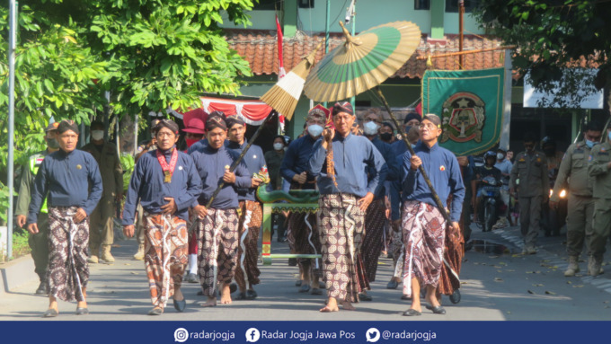 MUBENG : Para abdi dalem Karaton Ngayogyakarta Hadiningrat dan ASN Pemkot Jogja melaksanakan prosesi mubeng Kompleks Balai Kota Jogja, Kamis (4/8). (DWI AGUS/RADAR JOGJA)