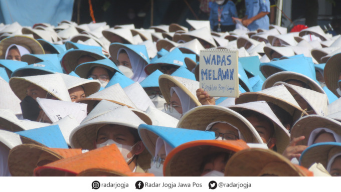 BERANI : Kehadiran Gubernur Jawa Tengah Ganjar Pranowo dalam PPSMB UGM Jogjakarta disambut dengan poster bertuliskan Wadas Melawan, Sabtu (6/8). (DWI AGUS/RADAR JOGJA)