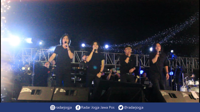 FULL TEAM : Dewa 19 tampil full team pada Konser 30 Tahun “Legends Never Die” di Candi Prambanan, Sabtu (6/8). (ANNISSA KARIN/RADAR JOGJA)