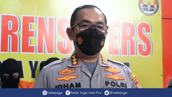 DAMAI : Kapolresta Jogja Kombes Pol Idham Mahdi mengatakan kejadian pengeroyokan di kawasan Nol Kilometer berakhir damai. Hal ini disampaikan usai jumpa pers di Mapolresta Jogja, Senin (8/8). (ANNISSA KARIN/RADAR JOGJA)