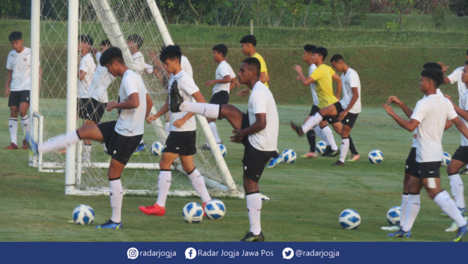 BERLATIH : Timnas U-16 tengah berlatih di Lapangan Yogyakarta Independent School, Selasa pagi (9/8), sebagai persiapan menghadapi Timnas Myanmar saat Semifinal Piala AFF U-16 2022. (DWI AGUS/RADAR JOGJA)