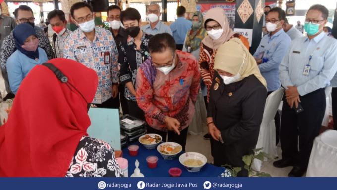 APRESIASI : Kepala BKKBN Hasto Wardoyo bersama Bupati Sleman Kustini Sri Purnomo meninjau hasil program Dahsat dari Kalurahan Condongcatur, Sleman, Selasa (9/8). (ANNISSA KARIN/RADAR JOGJA)