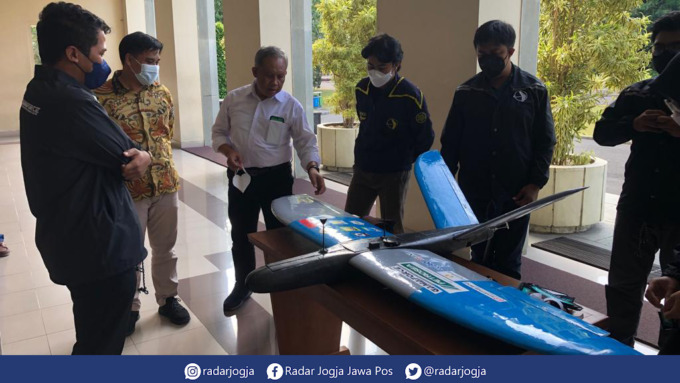 DUKUNG : Dekan FMIPA UGM Kuwat Triyana bersama rekan serta Ketua Umum GAMAFORCE 2022 sedang melihat-lihat robot terbang yang diciptakan oleh Tim Gamaforce Internasional yang dipajang di Balairung UGM, Selasa (9/8). (JUAN CHRISTOFORUS SAMAYA - REINHART for