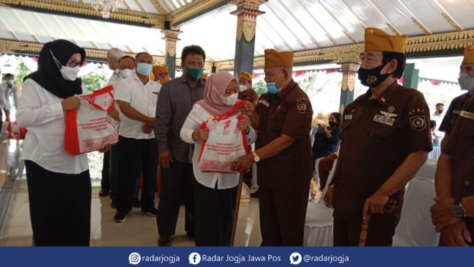 PEDULI VETERAN : Pemkab Sleman memberikan bantuan paket sembako kepada para veteran di Pendopo Parasamya Sleman, Rabu (10/8). (ANNISSA KARIN/RADAR JOGJA)