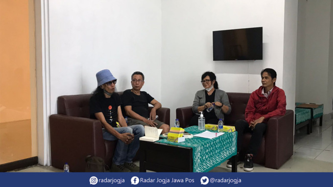 PAMERANNYA BESOK : Para kurator pameran Konvergensi: Pasca - Tradisionalisme menjelaskan detil karya, Kamis (11/8) (CICI RAHMA ANGGRAENI for RADAR JOGJA)