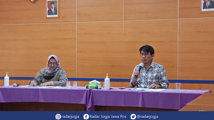 AKAN MERIAH : Kabid Pengembangan Destinasi Pariwisata Dispar Sleman Aris Herbandang menjelaskan detil upacara kemerdekaan di Nawang Jagad, Kaliurang saat ditemui di ruang rapat Dinas Pariwisata Sleman, Jumat (12/8). (ANNISSA KARIN/RADAR JOGJA)