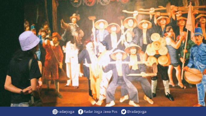 MELIHAT : Pengunjung melihat salah satu karya dalam pameran Konvergensi: Pasca-Tradisionalisme yang tersaji di Galeri R.J. Katamsi ISI Jogjakarta. (CICI RAHMA ANGGRAENI for RADAR JOGJA)