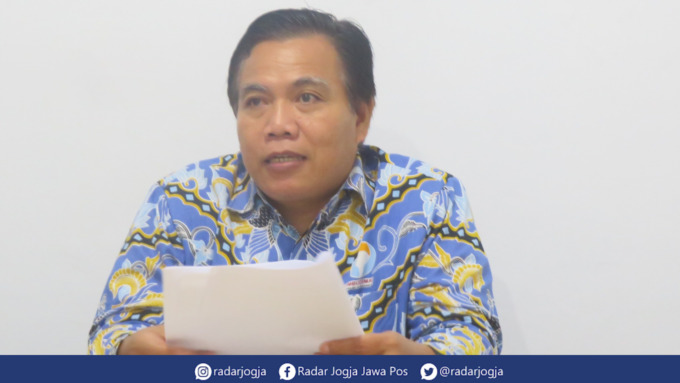 JALAN TERANG : Ketua ORI Perwakilan DIJ Budhi Masturi sampaikan hasil investigasi kasus jilbab SMAN 1 Banguntapan di Kantor ORI Perwakilan DIJ, Jumat (12/8). (DWI AGUS/RADAR JOGJA)