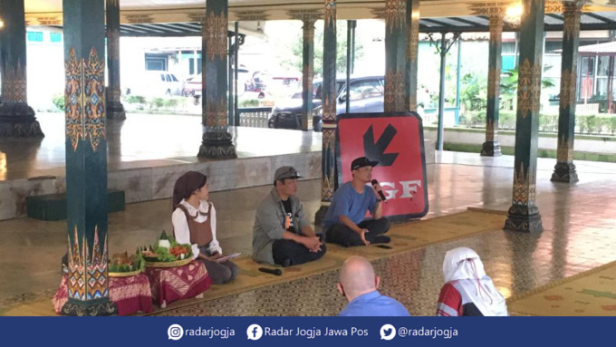 PELESTARI : Para panitia YGF-27 tengah menjelaskan kesiapan pementasan yang berlangsung di Pendopo Ndalem Mangkubumen Kraton. (REINHART for RADAR JOGJA)