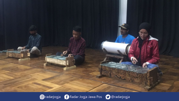 MERDU : Gamelan kaca dimainkan dalam workshop Yogyakarta Gamelan Festival 2022, Sabtu (20/8). (REINHART for RADAR JOGJA)