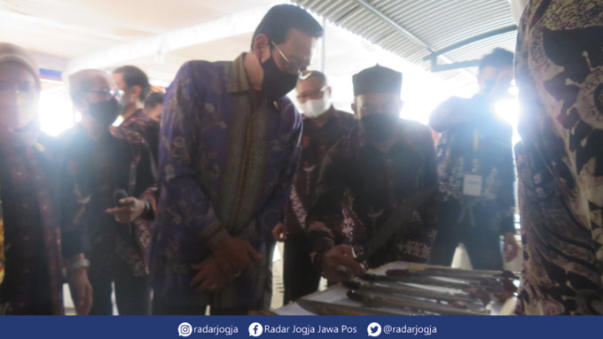 APRESIASI : Gubernur DIJ Hamengku Buwono X melihat keris yang dipamerkan di Grha Keris Pendopo Gamelan, Senin (22/8). (DWI AGUS/RADAR JOGJA)