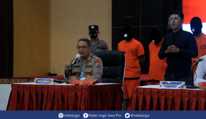 WASPADA : Kabid Humas Polda DIJ Kombes Pol Yuliyanto pastikan jajarannya berkomitmen melindungi para pelajar dan mahasiswa dari peredaran narkotika, saat ditemui di Gedung Anton Soedjarwo Polda DIJ, Senin (22/8). (ANNISSA KARIN/RADAR JOGJA)