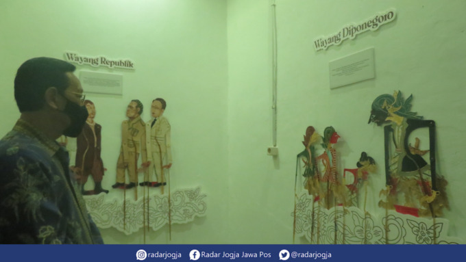 KAGUM : Gubernur DIJ Hamengku Buwono X melihat ragam wayang yang dipamerkan di Omah Wayang, Langenastran, Kemantren Kraton, Senin (22/8). (DWI AGUS/RADAR JOGJA)