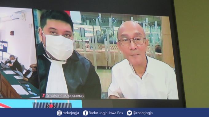 VIRTUAL : Terdakwa kasus suap terhadap Wali Kota Jogja Vice President Real Estate PT Summarecon Agung Oon Nusihono saat mengikuti sidang secara daring dari Gedung KPK, Senin (22/8). (DWI AGUS/RADAR JOGJA)