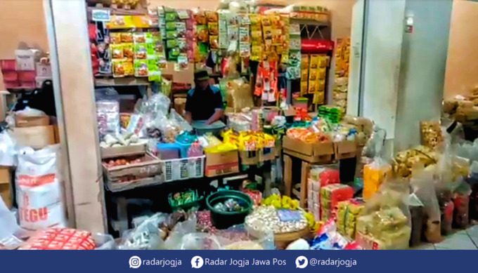 NAIK LAGI : Harga telur di Pasar Prambanan menyentuh harga Rp 30 ribu per kilogram. (ANNISSA KARIN/RADAR JOGJA)