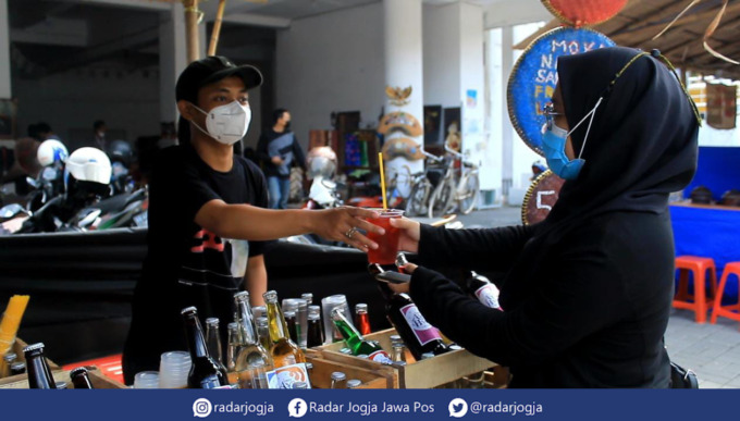 LAWASAN : Minuman jadul es limun laris diserbu pembeli pada gelaran Pasar Kangen di Taman Budaya Yogyakarta. (ANNISSA KARIN/RADAR JOGJA)