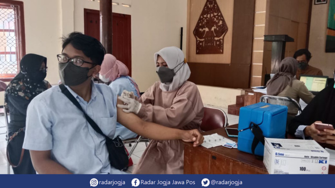 KETIGA : Pelaksanaan vaksinasi booster di Kalurahan Pandowoharjo, Selasa (23/8). (ANNISSA KARIN/RADAR JOGJA)