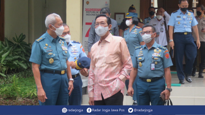 KUNJUNGAN : Kunjungan Sesjend Wantannas Laksamana Madya TNI Heru Susmoro dan tim diterima Gubernur DIJ Hamengku Buwono X di Gedhong Pracimosono Kepatihan, Rabu (24/8). (DWI AGUS/RADAR JOGJA)