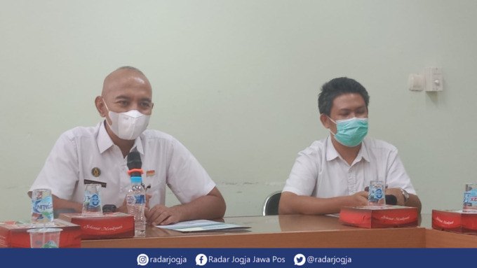 PERSIAPAN : Kepala Dinas Pariwisata Kota Jogja Wahyu Hendratmoko (kiri) paparkan persiapan Festival Prawirotaman yang berlangsung 27 Agustus 2022. (ANNISSA KARIN/RADAR JOGJA)