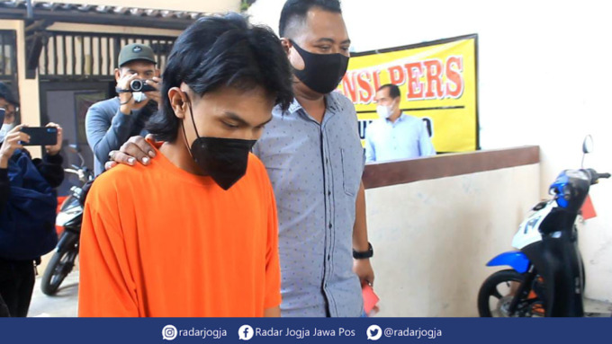 PELAKU TUNGGAL : Polisi menggiring tersangka curanmor insial AP, 25 saat rilis kasus di Mapolsek Umbulharjo, Rabu (24/8). (ANNISSA KARIN/RADAR JOGJA)
