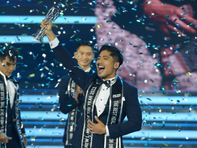 SELAMAT : Reza Andriyanto terlihat sebagai pemenang The New L-Men of the Year 2022 yang berlangsung di Balai Sarbini Jakarta, Sabtu (13/8). (ISTIMEWA)