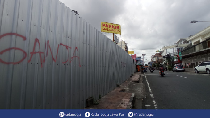 TERTUTUP : Lahan calon bangunan apartemen Royal Kedhaton ditutup pagar seng mengitari tanah seluas 6 ribu meter persegi. (DWI AGUS/RADAR JOGJA)