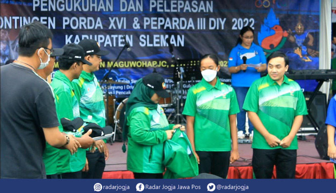 SIAP : Pengukuhan atlet Porda XVI dan Peparda III Sleman dilaksanakan di Stadion Maguwoharjo, Minggu (28/7). (ANNISSA KARIN/RADAR JOGJA)