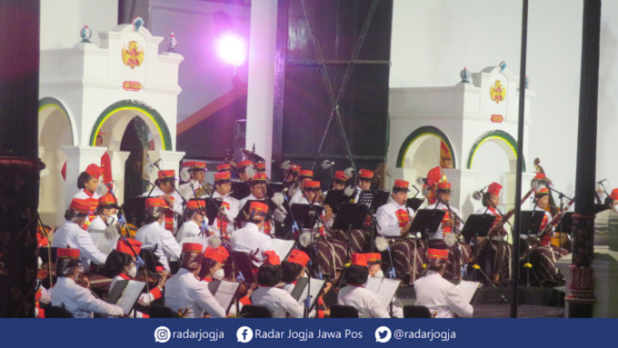 MEGAH : Karaton Ngayogyakarta Hadiningrat memperingati Kemerdekaan ke-77 Indonesia dengan konser Kamardikan Yogyakarta Royal Orchestra di Bangsal Pancaniti, Sabtu malam (27/8). (DWI AGUS/RADAR JOGJA)