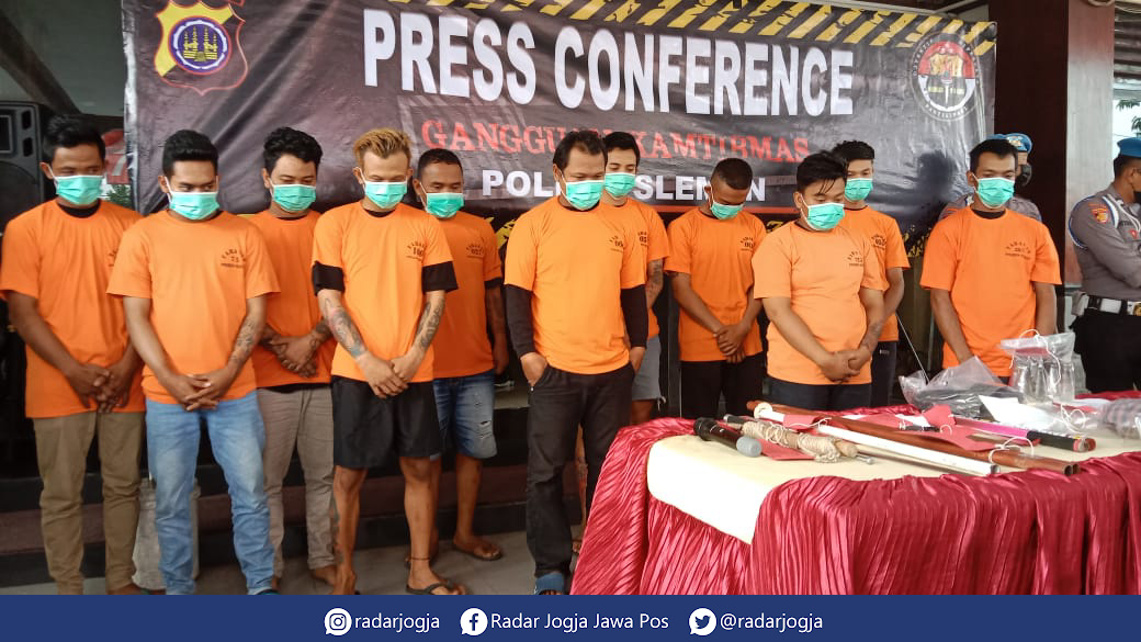 TEGAS : Keduabelas pelaku penganiayaan suporter sepakbola yang menyebabkan korban Aditya Eka Putranda meninggal dunia saat rilis kasus di Polres Sleman, Senin (29/8). (ANNISSA KARIN/RADAR JOGJA)