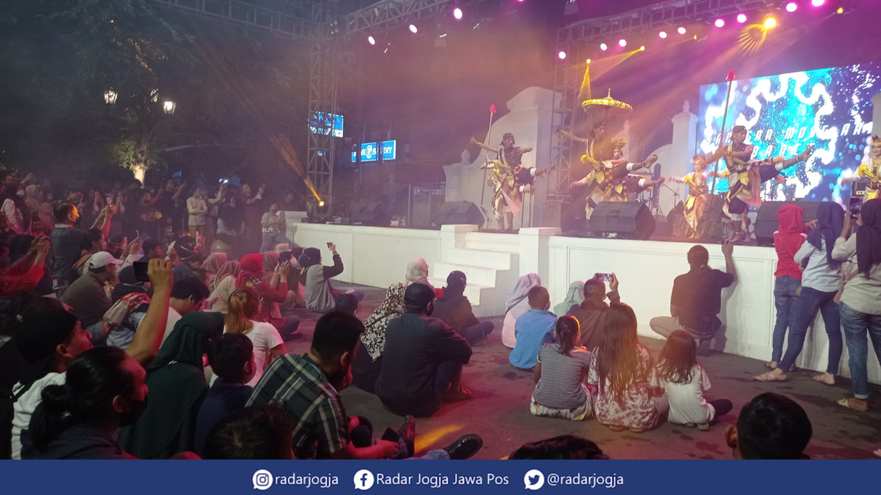 MANGUBAGYA : Peringatan satu dasawarsa Undang-Undang Keistimewaan terwujud dalam Gebyar Panggung Rakyat Malioboro, Rabu malam (31/8). (DWI AGUS/RADAR JOGJA)
