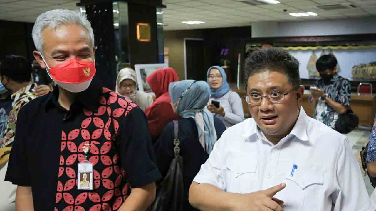 KOMUNIKASI: Anggota Badan Musyawarah (Bamus) DPRD Provinsi Jawa Barat dibuat terkejut sekaligus kagum usai melihat Gubernur Jawa Tengah Ganjar Pranowo memimpin rapat bersama legislatif di kantornya. (ISTIMEWA)