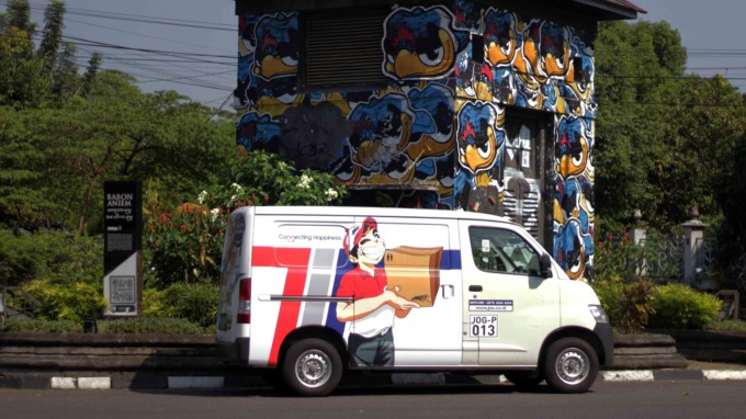 NYENI: Ada yang baru dari tampilan visual mobil operasional JNE Cabang Utama Jogjakarta. Seperti