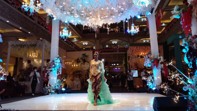ELEGAN: Parade kebaya karya Kukuh Hariyawan di hari terakhir Ikappesty Wedding Expo ke-6 di JCM. (WULAN YANUARWATI/RADAR JOGJA)