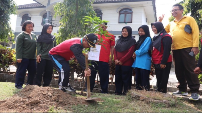 HIJAUKAN LINGKUNGAN KAMPUS: Wakil Direktur 2 Polbangtan YoMa Drs Akimi MM sedang menanam bibit pohon mangga dalam rangka peringatan Hari Kemerdekaan ke-77 RI. (POLBANGTAN YOMA)
