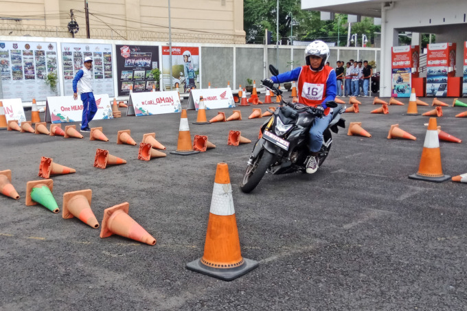 SAFETY RIDING: Kemerdekaan merupakan hal yang sangat berarti bagi setiap bangsa. Menyemarakkan peringatan 77 tahun Indonesia merdeka, Astra Motor Yogyakarta menyelenggarakan serangkaian pelatihan safety riding. (HONDA FOR RADAR JOGJA)