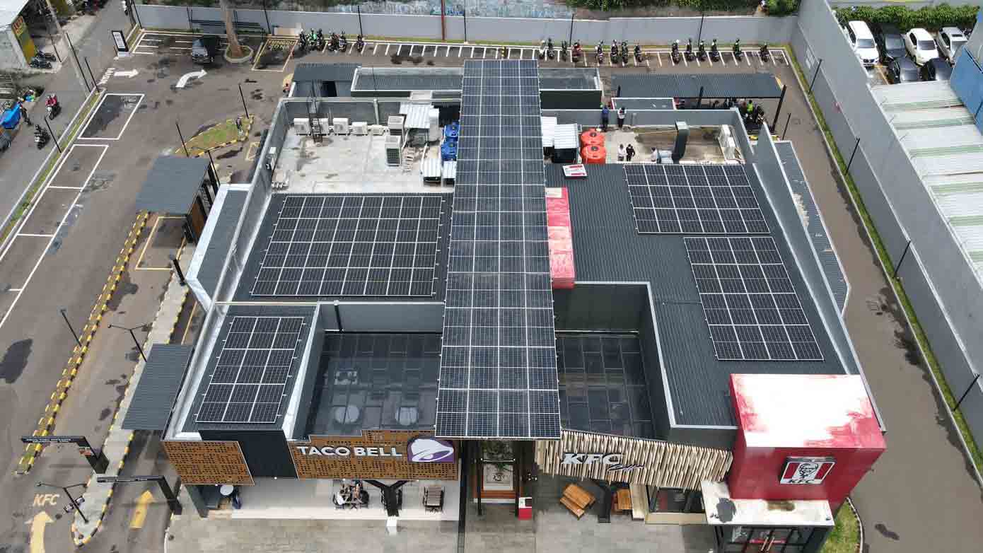 ENERGI TERBARUKAN: Komitmen menjaga kelestarian alam dan lingkungan diwujudkan dalam pembangunan Pembangkit Listrik Tenaga Surya (PLTS) dan Stasiun Pengisian Kendaraan Listrik Umum (SPKLU). Itulah yang dilakukan PT Fast Food Indonesia, Tbk yang menaungi K