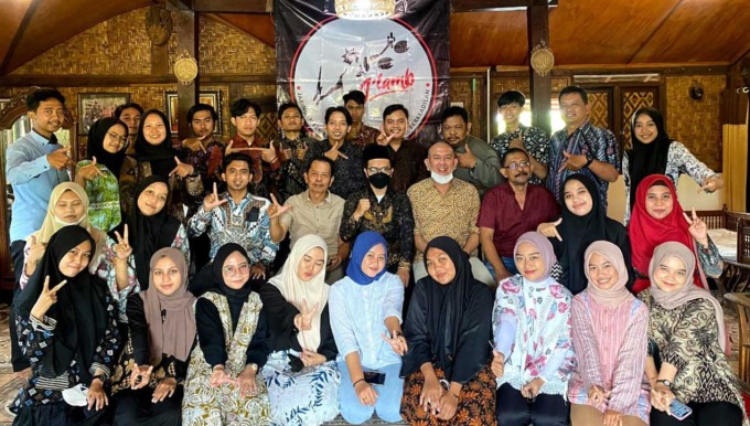 KAYA PENGALAMAN: Advokat Triyandi Mulkan SH MM memberikan pesan kepada pesera pelatihan magang pengetahuan dasar kepengacaraan. Foto kanan, mahasiswa Hukum Ekonomi Syariah UIN Sunan Kalijaga bersama instruktur JLAMB.(WULAN YANUARWATI/RADAR JOGJA)
