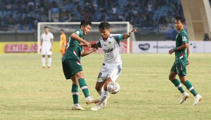 SANG PEMBEDA: Kapten PSIM Jogja Aditya Putra Dewa (tengah) dikepung dua pemain Persikab Bandung dalam laga Liga 2 2022-2023 di Stadion Si Jalak Harupat, Soreang, Kabupaten Bandung, kemarin (28/8).(TIM MEDIA PSIM JOGJA)