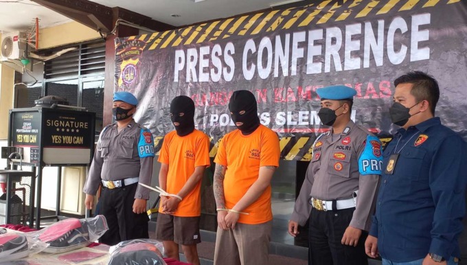 DIBUI: Dua pelaku pengeroyokan terhadap korban Tri Fajar Firmansyah di Jalan Adisucipto, seputaran Mirota Kampus Babarsari, Caturtunggal, Depok (25/7) berhasil di tangkap Polres Sleman.(MEITIKA CANDRA LANTIVA/RADAR JOGJA)