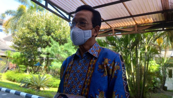 Gubernur DIJ Hamengku Buwono (HB) X di Kompleks Kepatihan, Jogja, kemarin (4/8).(Winda Atika Ira P/Radar Jogja )