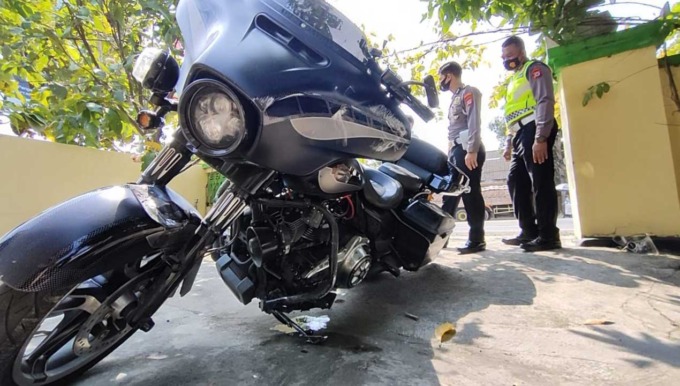 JADI TONTONAN: Moge dengan nomor polisi D 2525 DE yang menyambar motor matic di simpang tiga Kesatrian atau Grajen, Dusun Gunung Gempal, Giripeni, Wates, kemarin (12/8).(HENDRI UTOMO/RADAR JOGJA)