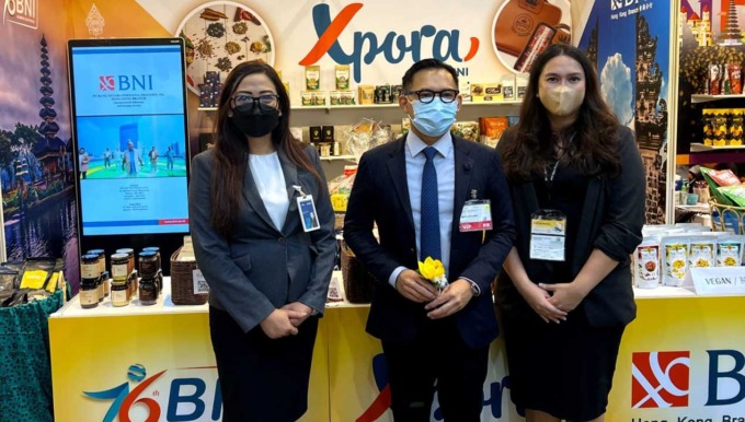 HONG KONG - (Ki-ka) GM BNI Hong Kong Endah Tjahyani, Konsul Jenderal RI di Hong Kong Ricky Suhendar, dan Head of FI BNI Hong Kong Icha Purliasih dalam Food Expo Hong Kong 2022, Kamis (11/8/2022).(DOKUMEN BNI)