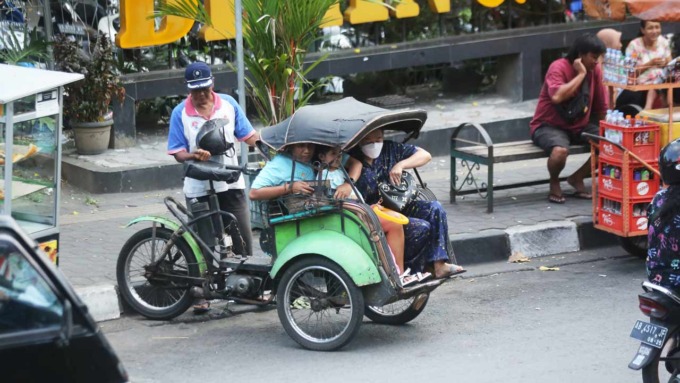 MARAK: Keberadaan becak motor (betor) di kawasan sekitar Malioboro dan sekitarnya berdampak terhadap tersingkirnya becak kayuh. (ELANG KHARISMA D/Radar Jogja)