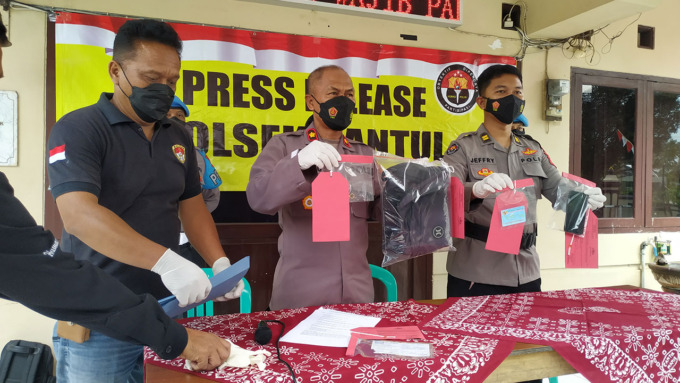 GELAR PERKARA: Polsek Bantul saat menggelar jumpa pers kasus pencurian dengan kekerasan yang menjerat Fajar Riyanto kemarin (26/8).(IWAN NURWANTO/RADAR JOGJA)
